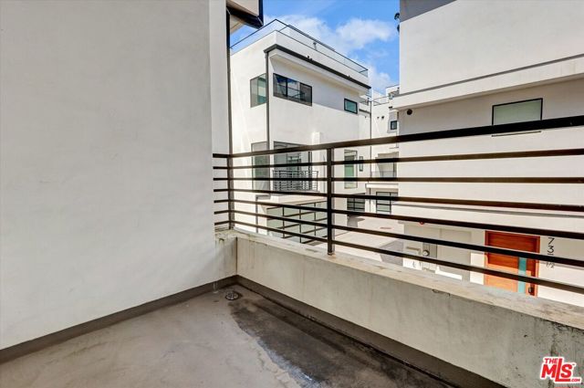 733 1/2 N Gramercy Place, Los Angeles CA: https://media.crmls.org/mediaz/b30c3d4d-c407-40ba-881a-3ea7374bc014.jpg