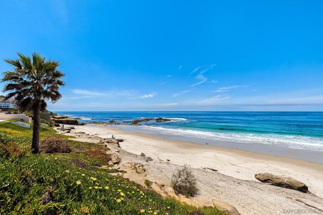 8561 Villa La Jolla Dr, La Jolla CA: https://media.crmls.org/mediaz/b30d9de1-7f88-4b39-84b8-73f2f24e25ef.jpg