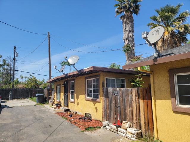 833 Spencer Avenue, Modesto CA: https://media.crmls.org/mediaz/b30e849f-0a21-4f4e-9643-d7d16161109a.jpg
