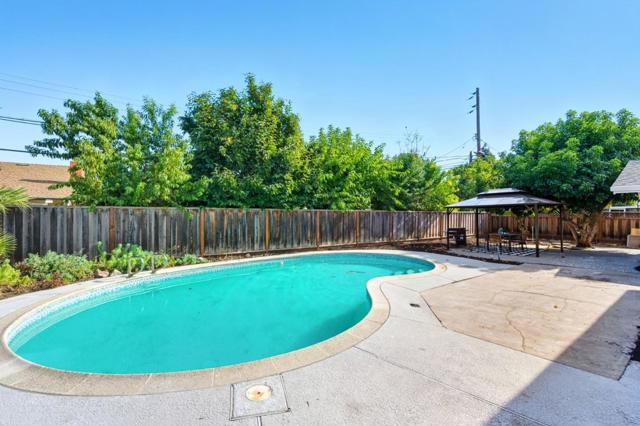 1640 Amhurst Way, Concord CA: https://media.crmls.org/mediaz/b30f6fff-bdc9-4b6f-bd07-ee371da7e897.jpg