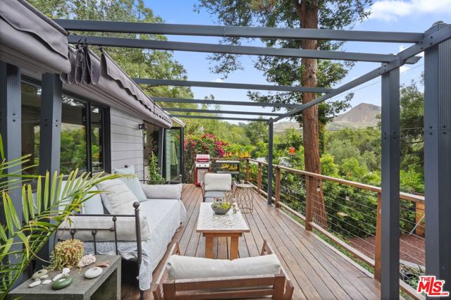 19817 Montau Drive, Topanga CA: https://media.crmls.org/mediaz/b30fa334-cd16-49d7-a19d-59fcc1d7a636.jpg