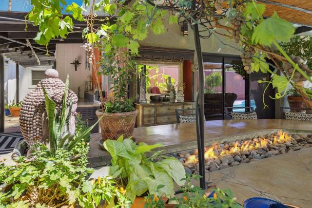 901 S Calle Tomas, Palm Springs CA: https://media.crmls.org/mediaz/b3108917-040e-4ad7-bb29-7a24e51e99bf.jpg