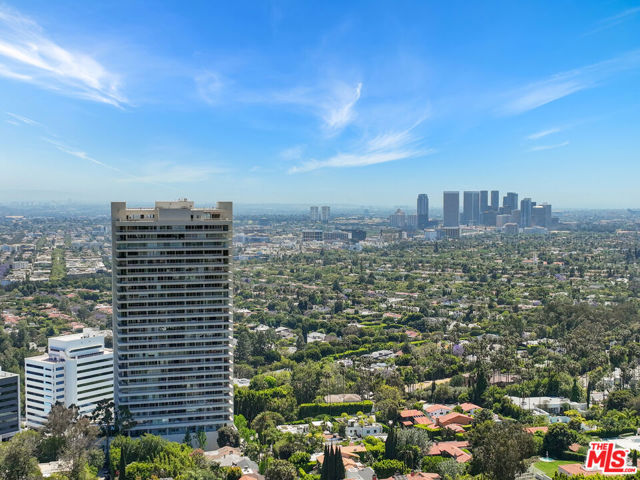 9432 Sierra Mar Place, Los Angeles CA: https://media.crmls.org/mediaz/b310c885-6cff-4cb3-a650-fd6574687dea.jpg