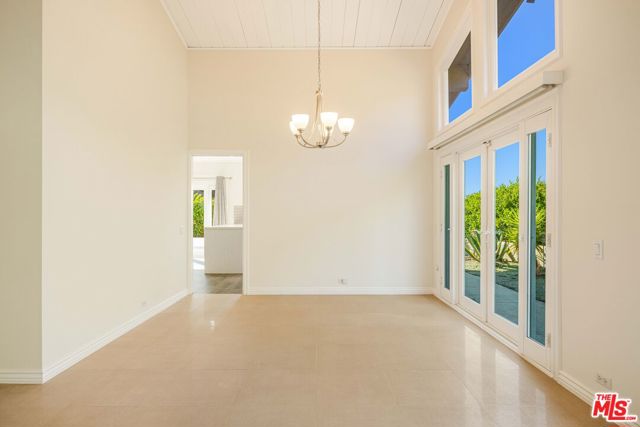 1200 El Hito Circle, Pacific Palisades CA: https://media.crmls.org/mediaz/b310e31e-cb95-46b0-88c9-25ac7ea74797.jpg