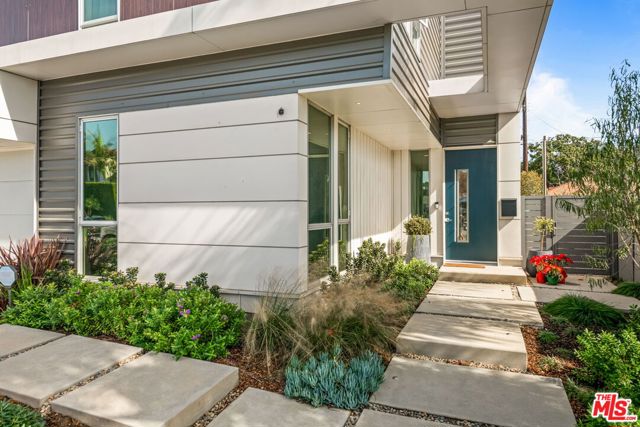 2736 Armacost Avenue, Los Angeles CA: https://media.crmls.org/mediaz/b3111391-d757-49b2-8b76-4c53b661dd8d.jpg