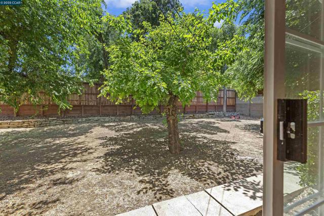 828 Bancroft Rd, Walnut Creek CA: https://media.crmls.org/mediaz/b31130e9-8f65-4239-bd40-22eb602d80ab.jpg