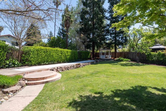 310 Trestle Glen Ct, Walnut Creek CA: https://media.crmls.org/mediaz/b3118d12-181d-45f2-b1b3-c81d29d8f083.jpg