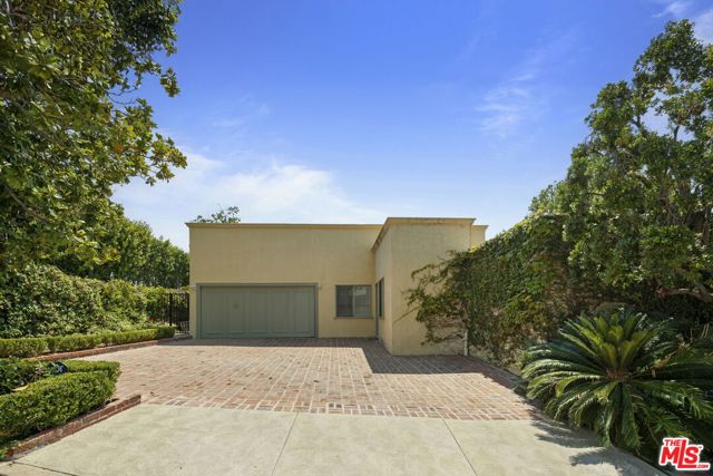 1634 Gilcrest Drive, Beverly Hills CA: https://media.crmls.org/mediaz/b311e46d-ed92-43af-81e3-d0292e4ed5f8.jpg