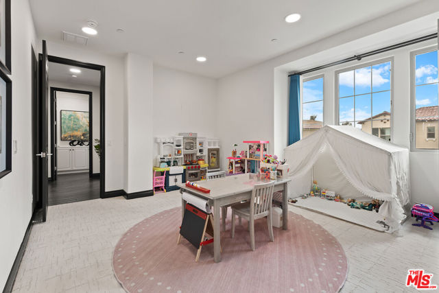 55 Suede, Irvine CA: https://media.crmls.org/mediaz/b3124cef-15a6-4196-abf4-f7155f9c6c91.jpg