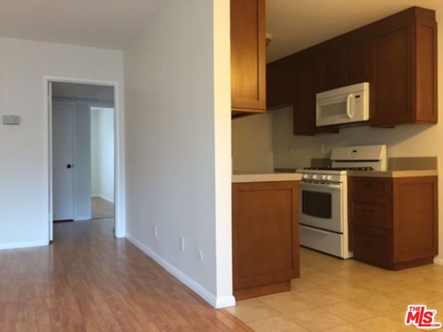5252 Coldwater Canyon Avenue, 207 photo 9