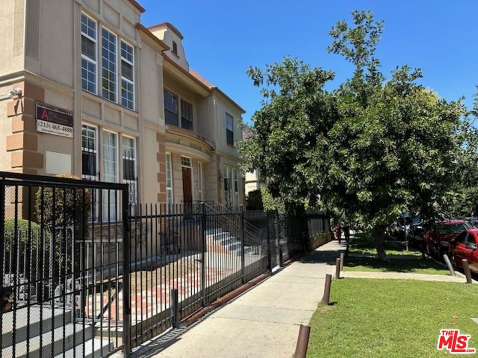 925 S Hobart Boulevard #1/2