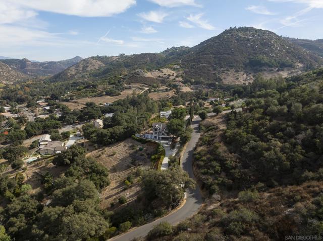 29531 Gordon Hill Road, Valley Center CA: https://media.crmls.org/mediaz/b316af61-d48b-4055-b1c8-4ac1935effa5.jpg