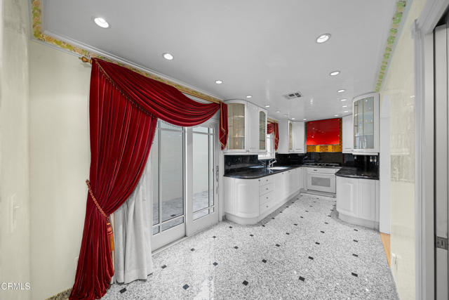 Detail Gallery Image 11 of 43 For 1118 Oberlin Dr, Glendale,  CA 91205 - 3 Beds | 2/1 Baths