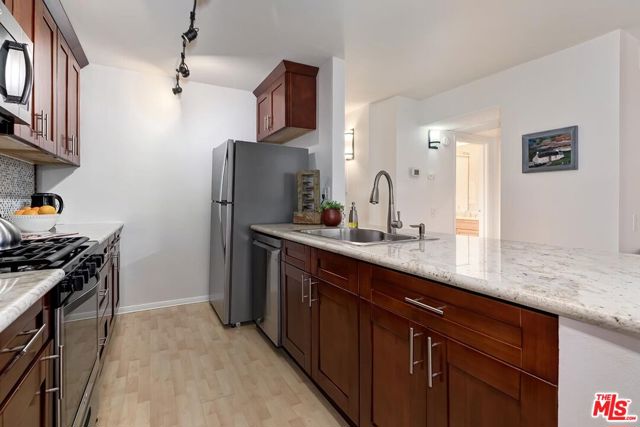 421 S La Fayette Park Place, Los Angeles CA: https://media.crmls.org/mediaz/b31c485f-31f0-455f-bddf-cdee349a938d.jpg