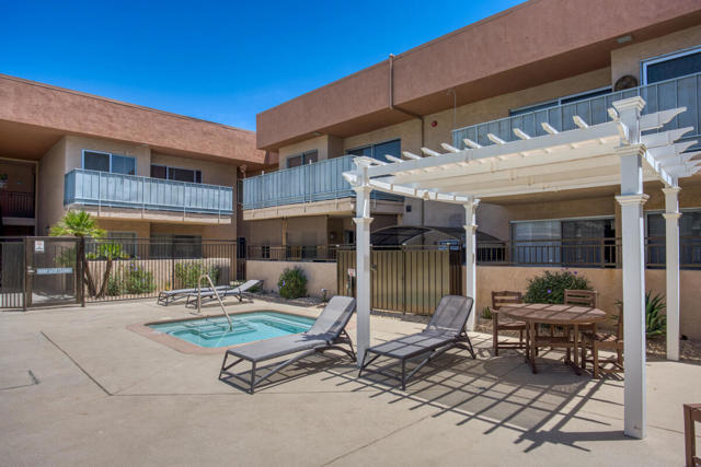 400 N Sunrise Way, Palm Springs CA: https://media.crmls.org/mediaz/b31caaf7-0432-49e7-b425-1d6bdbb94faa.jpg