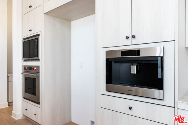 11770 N Hillsborough Lane, Porter Ranch CA: https://media.crmls.org/mediaz/b31d3cf7-834c-4593-ba09-a99372e310e5.jpg
