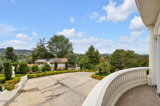 932 Rosario Drive, Thousand Oaks CA: https://media.crmls.org/mediaz/b31ee6b6-378e-45eb-97cb-9858ad46700a.jpg