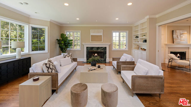 5404 Topeka Drive, Tarzana CA: https://media.crmls.org/mediaz/b31f3879-663f-42a9-80ae-86448836490c.jpg