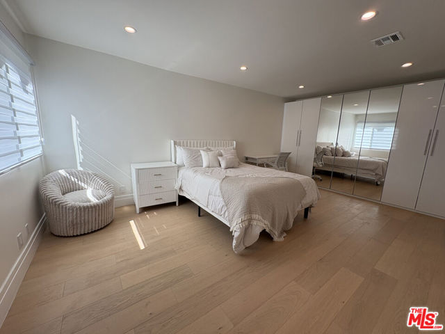 10520 Ashton Avenue, Los Angeles CA: https://media.crmls.org/mediaz/b320a0f4-0d37-45ec-8fcd-9764d0cb2cf8.jpg