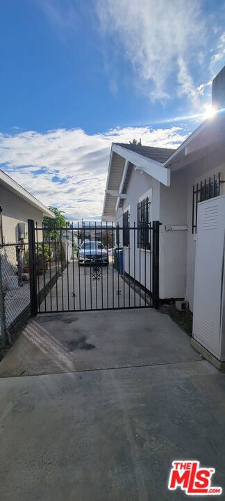 1493 W 47th Street, Los Angeles CA: https://media.crmls.org/mediaz/b321c266-3194-4665-89c8-a46fcfb1a39e.jpg