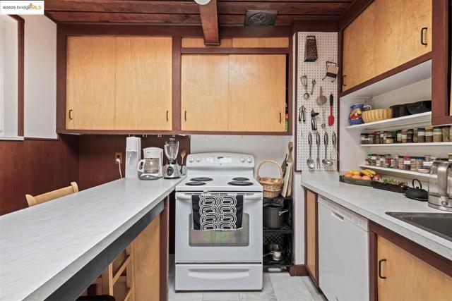 199 Fairlawn Dr, Berkeley CA: https://media.crmls.org/mediaz/b3220b7a-f488-4ca9-9a4e-dad0d42aa538.jpg