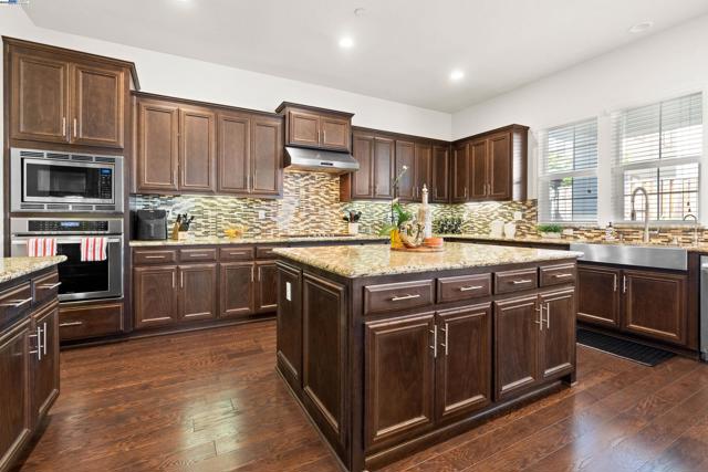 4440 Pine Mountain Way, Dublin CA: https://media.crmls.org/mediaz/b32273fa-8d19-4d84-a7f0-ec4478dc30ec.jpg