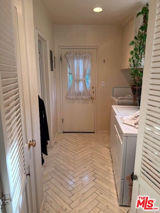 168 N Wetherly Drive, Beverly Hills CA: https://media.crmls.org/mediaz/b3234f14-d4d7-4e0a-9db9-f350e882caf8.jpg