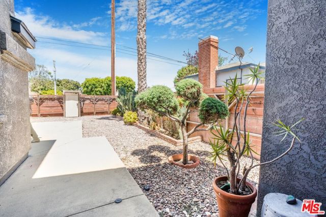 2481 S Bundy Drive, Los Angeles CA: https://media.crmls.org/mediaz/b3237eb2-b7eb-42f8-b1e5-67e84e8f196d.jpg