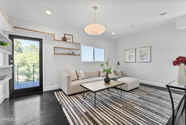 453 Frontenac Avenue, Los Angeles CA: https://media.crmls.org/mediaz/b324402f-26ac-470a-8c92-ff14dc28150c.jpg