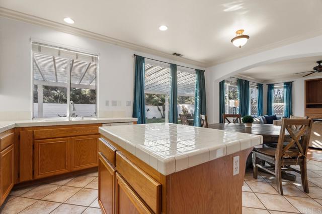 Detail Gallery Image 16 of 44 For 1959 Oxford Ct, Vista,  CA 92081 - 3 Beds | 2/1 Baths