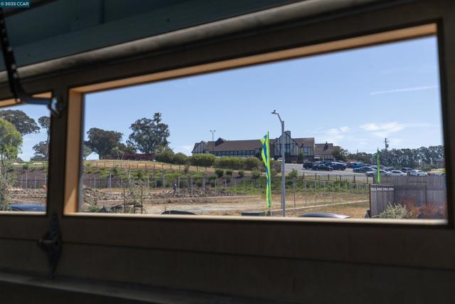 4105 Markovich Ct, Richmond CA: https://media.crmls.org/mediaz/b325e03f-fa5f-4a38-9dd7-3adfd786e06c.jpg