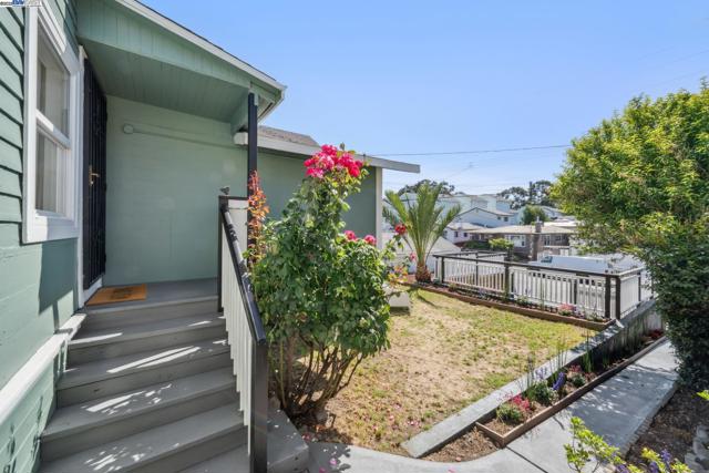 2449 26TH AVENUE, Oakland CA: https://media.crmls.org/mediaz/b325f460-6843-4dd2-a9fc-a7df0f0970c9.jpg