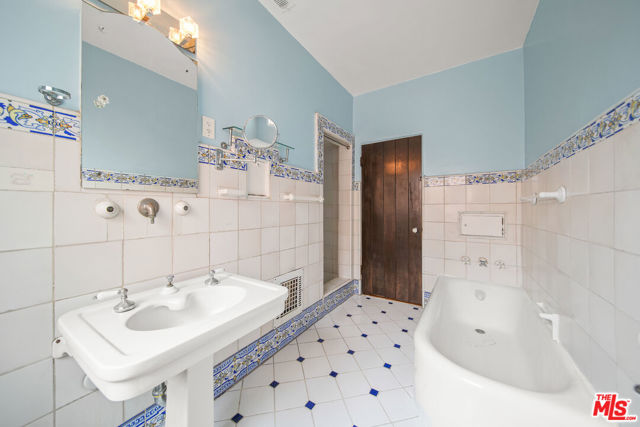 6686 Emmet Terrace, Los Angeles CA: https://media.crmls.org/mediaz/b326db02-36c3-4948-bf36-39d7cdbeb6c2.jpg