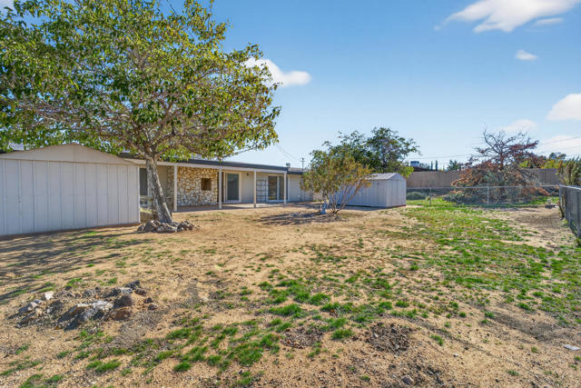 7504 Balsa Avenue, Yucca Valley CA: https://media.crmls.org/mediaz/b326de0c-1716-49f5-959b-8557c41bcc58.jpg