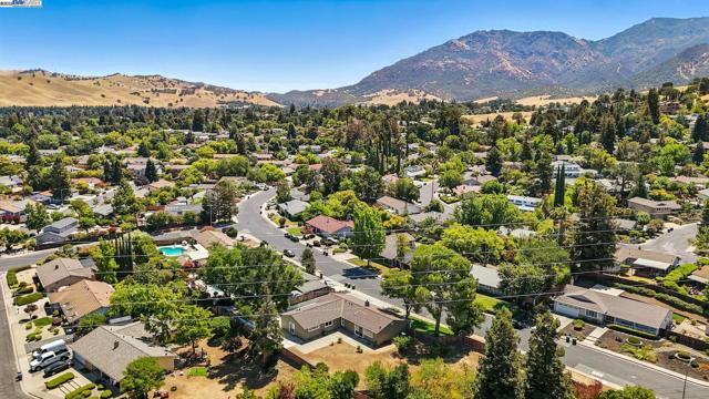 5701 Lewis Way, Concord CA: https://media.crmls.org/mediaz/b32729c0-831a-432e-b4b9-166ebf16cdb5.jpg