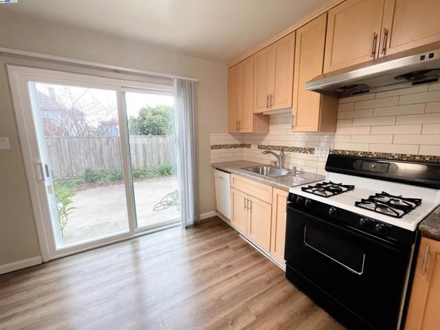 2120 Encinal Ave, Alameda CA: https://media.crmls.org/mediaz/b3279d47-1c7f-413f-b393-ea384a1e36c3.jpg