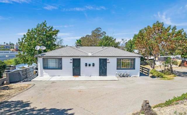 6816 Central Avenue, Lemon Grove CA: https://media.crmls.org/mediaz/b328c42b-c695-4a67-a231-373c0c2947e1.jpg