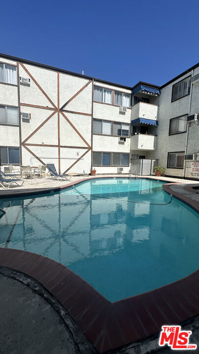 18530 Hatteras Street, Tarzana CA: https://media.crmls.org/mediaz/b32a527a-90fe-4684-b8b7-0069979ef4ce.jpg