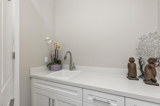 82420 Round Valley Drive, Indio CA: https://media.crmls.org/mediaz/b32ab7e8-e350-40bb-b267-50714dc598fa.jpg