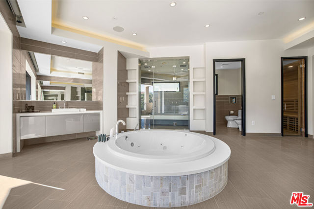 2501 Zorada Drive, Los Angeles CA: https://media.crmls.org/mediaz/b32becf2-f861-4dc0-ad14-205877b5aea6.jpg