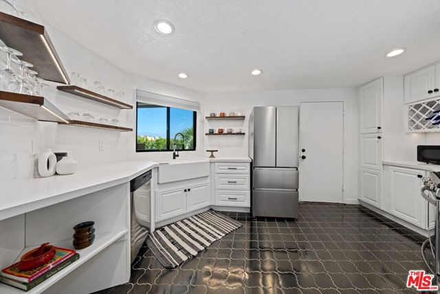 401 E San Rafael Drive, Palm Springs CA: https://media.crmls.org/mediaz/b32c5a2d-5525-4080-a217-430248d92f4f.jpg