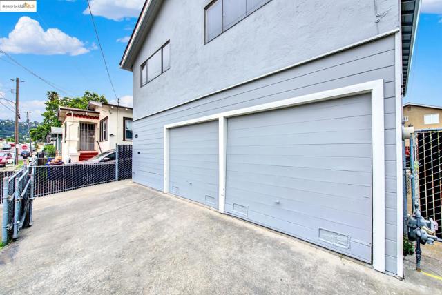 2524 Parker Ave, Oakland CA: https://media.crmls.org/mediaz/b32d348b-f466-49dd-b336-0f74a5255af5.jpg