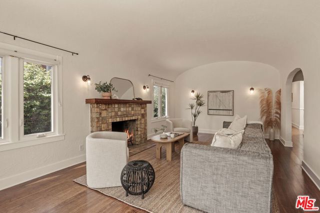 571 N Cahuenga Boulevard, Los Angeles CA: https://media.crmls.org/mediaz/b32df86e-172b-4377-bf8a-16a6e42247d4.jpg