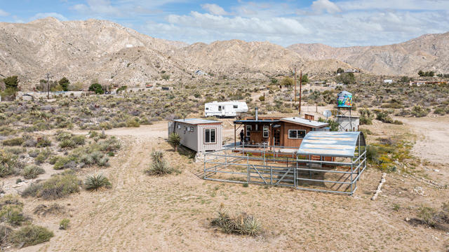 9223 N Star Trail, Morongo Valley CA: https://media.crmls.org/mediaz/b32e1aef-0733-47f8-bd29-0a1b00598e84.jpg