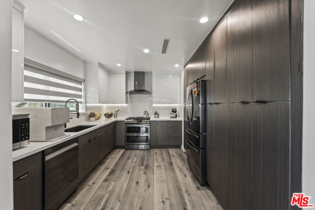 8960 Crescent Drive, Los Angeles CA: https://media.crmls.org/mediaz/b32f0bb1-5a28-49e4-a5a9-4eb026f79b04.jpg