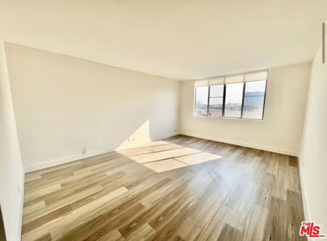 468 S Roxbury Drive, Beverly Hills CA: https://media.crmls.org/mediaz/b32f9568-95a3-4d50-9cbb-a347d72d8550.jpg