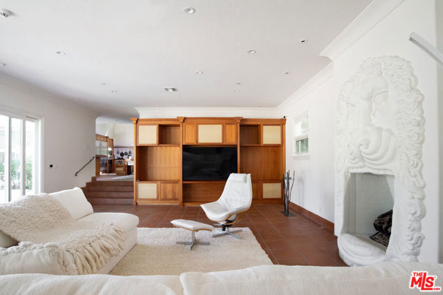 1031 Cove Way, Beverly Hills CA: https://media.crmls.org/mediaz/b32f992d-e0d3-4ca1-bb29-827d6fd8bd7a.jpg