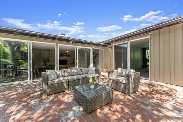 2315 Avenida De La Playa, La Jolla CA: https://media.crmls.org/mediaz/b32f9fc4-12d0-492e-ac82-d3930eb6a9b0.jpg