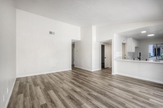 242 Eveningside Gln, Escondido CA: https://media.crmls.org/mediaz/b3311b16-4d96-456a-b016-410e064398a7.jpg