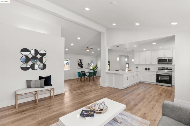 3393 Gateway Rd, Bethel Island CA: https://media.crmls.org/mediaz/b3315d88-4921-4445-8859-601fce04c322.jpg